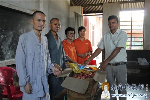 为迦毗罗卫国孤儿院赠送文具及食物