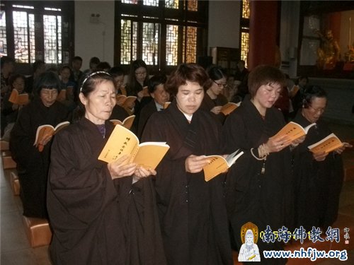 四众弟子高声朗诵佛教经典