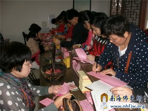 佛弟子们竞相登记供斋