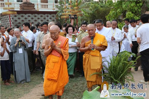 20 柬埔寨大宗派僧王狄旺长老、柬埔寨第四僧王、波莱波廊寺方丈都彭长老为共同为法会祈福.jpg