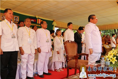 24 庄严的中华人民共和国国歌和悠扬的柬埔寨王国国歌开启恭请本焕长老舍利庆典的序幕.jpg