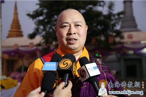 31 印顺大和尚在近四十度的酷暑下接受凤凰卫视、凤凰网及南海佛教的采访.jpg