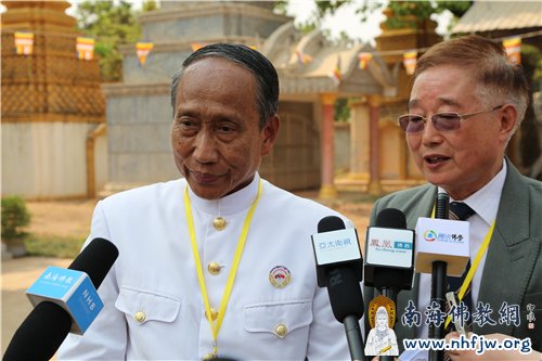 32 迎请本老舍利法会圆满结束后,柬埔寨宪法委员会主席、柬中友好协会主席艾森沃(左)接受凤凰网、亚太卫视、腾讯网及南海佛教多家媒体的采访.jpg