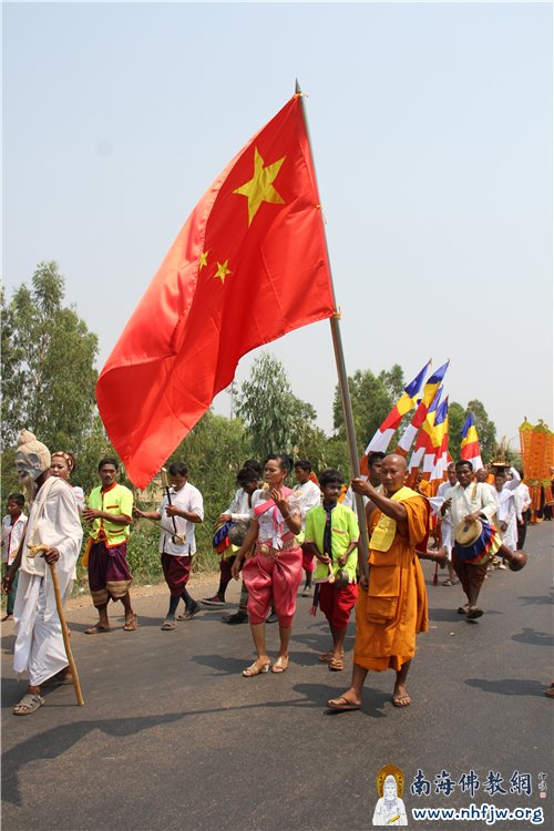 39 中柬情谊深长,南传法师高举中国国旗.jpg