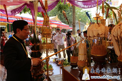 中国国家宗教局副局长蒋坚永燃香祈福