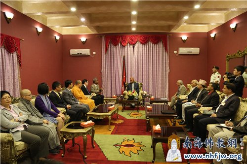 中方一行在总统府与尼泊尔总统拉姆·巴兰·亚达夫亲切交谈 摄影:顿俊
