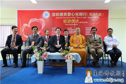 在爱心光明行的启动仪式上合影 摄影:顿俊
