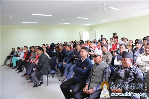 尼泊尔白内障患者认真聆听医护人员的护理知识 摄影:顿俊