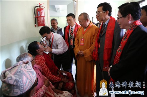 等候就诊的尼泊尔白内障患者的贫困居民和驻尼泊尔部分藏民 摄影:顿俊