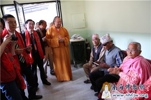 王作安局长与印顺大和尚一同慰问了尼泊尔白内障患者 摄影:顿俊