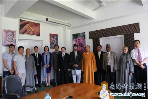 阿玛提亚部长与中方一行合影留念 摄影:顿俊