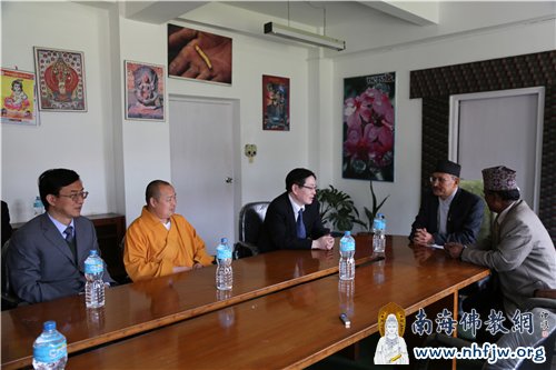 王作安局长(左三)、吴春太大使(左一)、印顺大和尚(左二)与尼泊尔新任文化旅游民航部部长迪帕克·钱德拉·阿玛提亚(右二)进行亲切交谈 摄影:顿俊