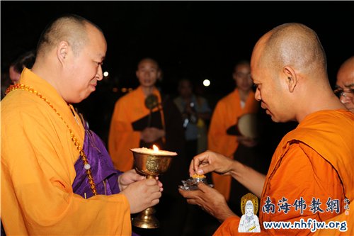 印顺大和尚将手中的莲灯传递到各国驻尼泊尔蓝毗尼僧众的手中 摄影:顿俊