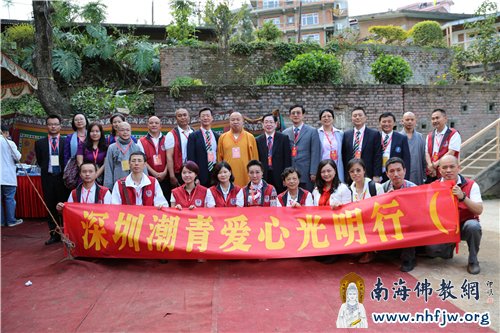 中国驻尼泊尔大使馆、深圳弘法寺、尼泊尔中华寺、深圳潮青会与尼泊尔阿尼哥协会联合举行了“爱心光明行”慈善活动 摄影:顿俊