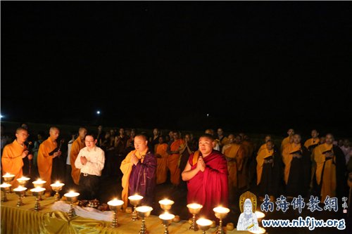 王作安局长,印顺大和尚,堪布多杰法师带领大家进行祈福 摄影:顿俊
