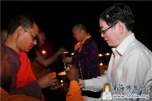 中国国家宗教局局长王作安与印顺大和尚为法会传递火种 摄影:顿俊
