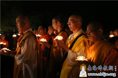 手捧莲灯,虔心祈祷 摄影:顿俊