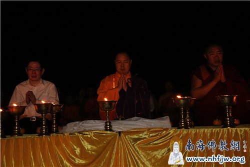 王作安局长,印顺大和尚,堪布多杰法师同为供灯法会祈福 摄影:顿俊