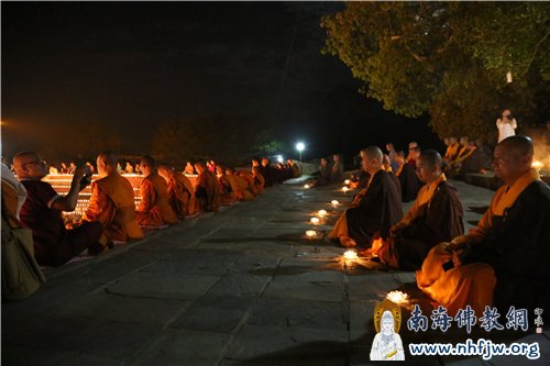 供灯法会上,法师们席地盘膝 摄影:顿俊