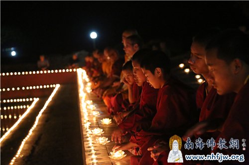 围灯而坐的法师们和小沙弥 摄影:顿俊