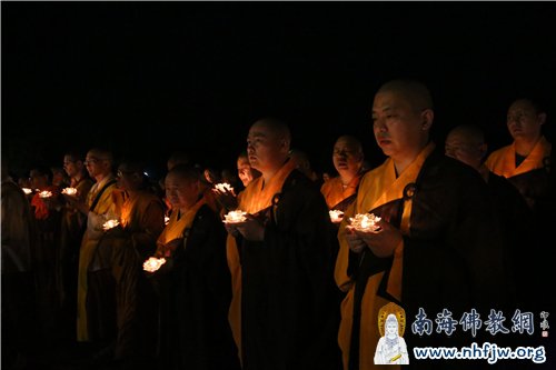 供灯法会上的各国僧众 摄影:顿俊
