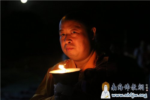 灯光下的大和尚眼带光辉 摄影:顿俊