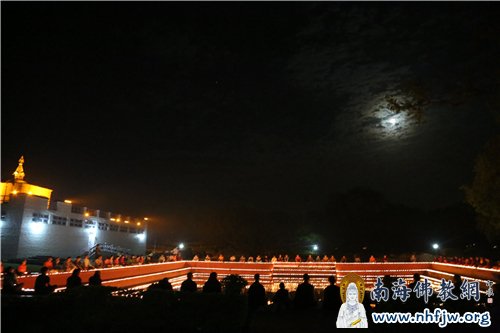 天上月呼应地下灯 摄影:顿俊