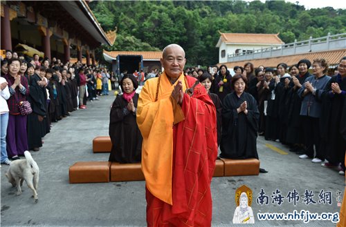 一如长老领众主法 摄影:常安
