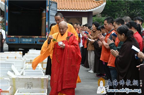 为生灵洒净,祈愿诸佛加持,离苦得乐 摄影:常安