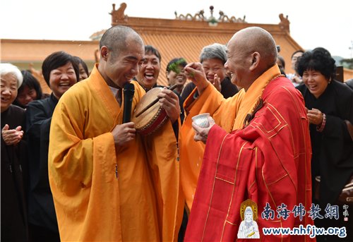 长老的洒净,犹如天降甘露,僧俗同欢 摄影:常安