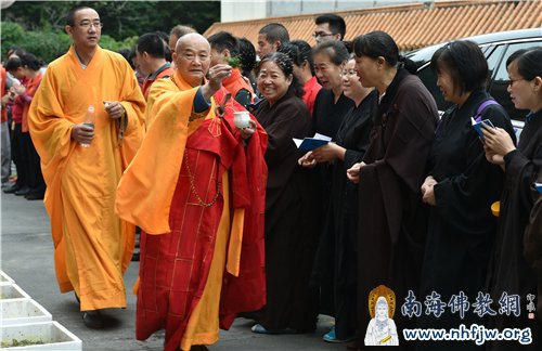 杨枝净水,慈洒众生 摄影:常安