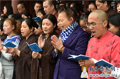 发心信众,高声唱诵放生仪规 摄影:常安