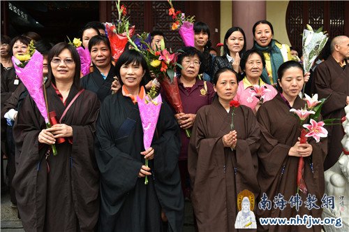 经堂外手持鲜花,心生欢喜 摄影:常安