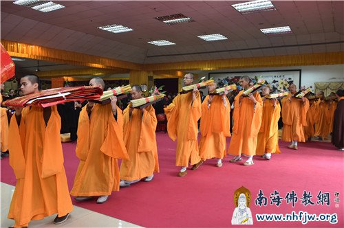经堂通启后,带着牌位前往大雄宝殿 摄影:常安