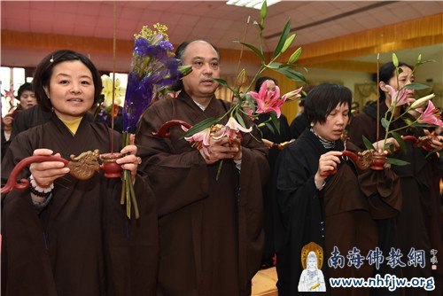 经堂内手持鲜花,龙头香的功德主 摄影:常安
