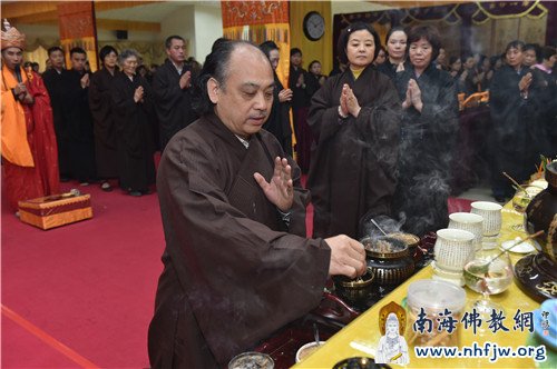 功德主上台拈香 摄影:常安