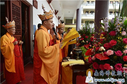 经堂门前,法师 宣读通启文疏 摄影:常安