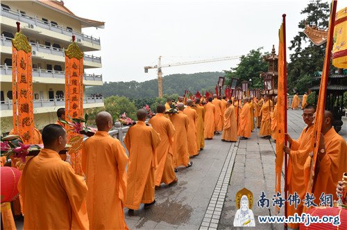 前往大雄宝殿的法师队伍 摄影:常安