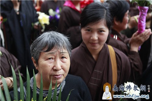 参加仪式的居士们法喜充满 摄影:顿宏