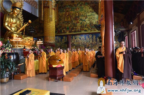 大雄宝殿内,僧俗共祈福 摄影:常安