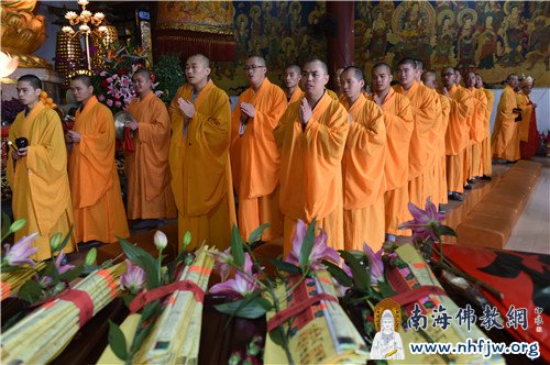 为牌位诵经祈福 摄影:常安