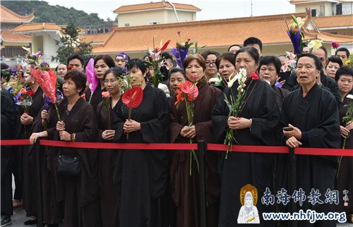 大雄宝殿外齐齐望向殿内的送圣队伍 摄影:常安