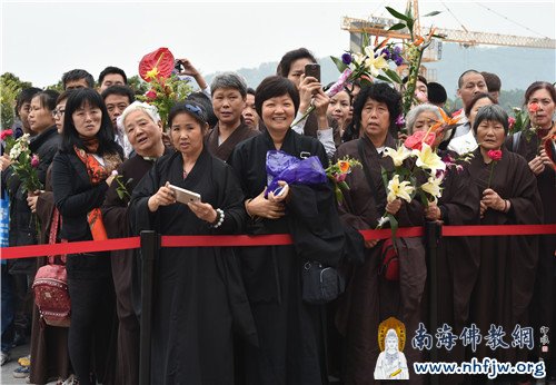大雄宝殿外,满脸笑容的信众 摄影:常安.j