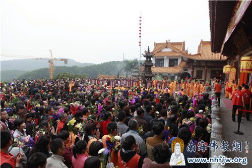 乱中有序的居士队伍 摄影:顿宏