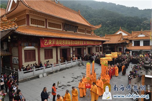 从大雄宝殿前往化场 摄影:常安