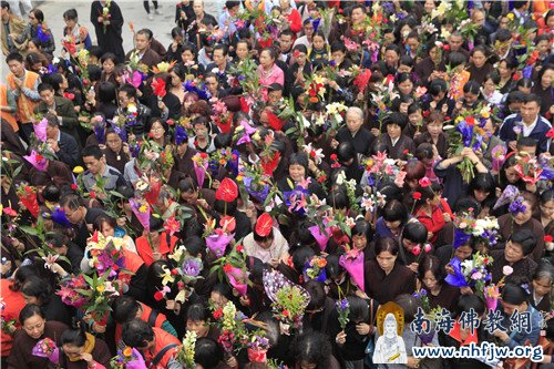 大雄宝殿外庞大的送圣队伍 摄影:顿宏.