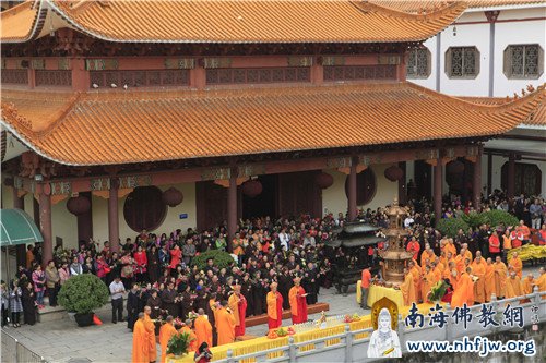 卧佛殿前法会现场 摄影:顿宏