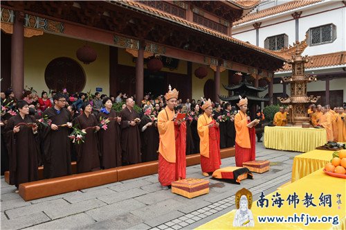 卧佛殿前,送圣仪式进行到最后了 摄影:常安