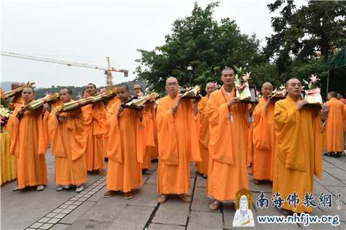 手持牌位的法师们 摄影:常安