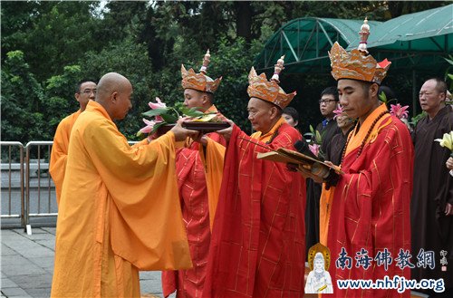 主法法师亲手恭送诸牌位 摄影:常安